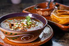 Tradicionalmente, esta receta se prepara para bodas, bautizos y fiestas patronales, ya que su cocción lenta y su sabor intenso la convierten en un plato digno de ocasiones especiales.