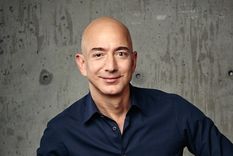 Foto: About Amazon - https://assets.aboutamazon.com/dims4/default/4375dee/2147483647/strip/true/crop/960x540+0+35/resize/1320x743!/quality/90/?url=https%3A%2F%2Famazon-blogs-brightspot.s3.amazonaws.com%2Ff4%2F54%2Fefeaa00549ec9561e701cd0195c5%2Fjeffbezosportrait.JPG