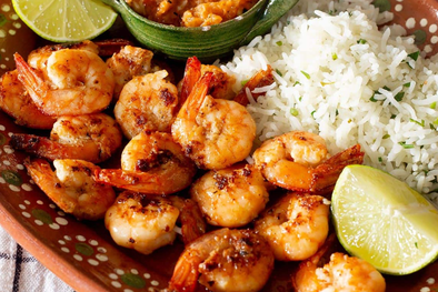 MDZol | Esta receta tiene su origen en la cocina costera mexicana, donde el mojo de ajo se utilizaba no solo por su sabor intenso, sino también porque el ajo ayudaba a conservar mejor los mariscos frescos en climas cálidos.