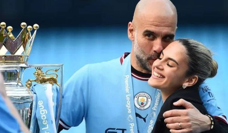 Pep Guardiola y su hija mayor, María Guardiola, días atrás en la consagración de la Champions League.