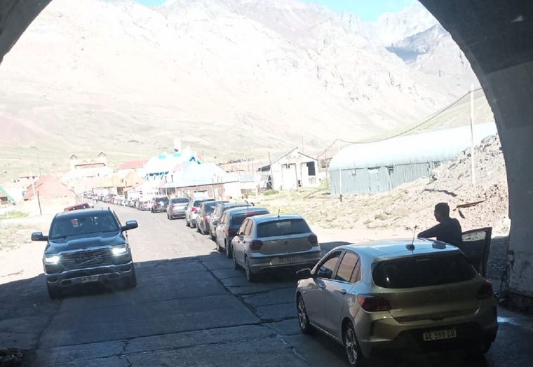 Filas Villa Las Cuevas paso a Chile Foto: Gendarmería