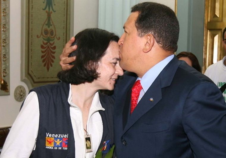 Clara Rojas, junto a Hugo Chávez Foto: NA