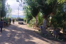 Policías trabajando sobre la camioneta Nissan del conductor que protagonizó el accidente fatal de la niña.&nbsp;