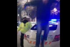 se subio a un movil de preventores para festejar y casi termina detenido