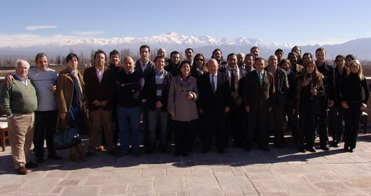 En la terraza de la bodega, una foto con todos los participantes del foro sobre maridaje y gastronomía. Foto: MDZ