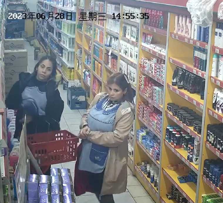 Dos mujeres vestidas como maestras jardineras fueron grabadas mientras robaban en un supermercado Foto: Twitter