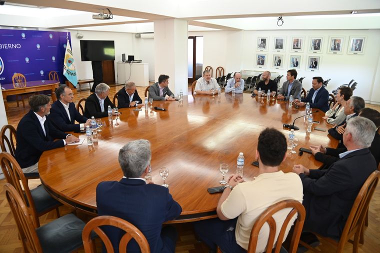 La reunión entre representantes de Malargüe Distrito Minero Occidental (MDMO) y el Gobierno. Foto: Prensa Gobierno de Mendoza