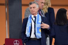 mauricio macri se burlo de los que lo tildaban de mufa y anuncio un particular sorteo