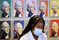 Para algunos estadounidenses, la recomendación de dejar de usar mascarilla para los completamente vacunados fue un error que ahora se paga. Foto: Getty images