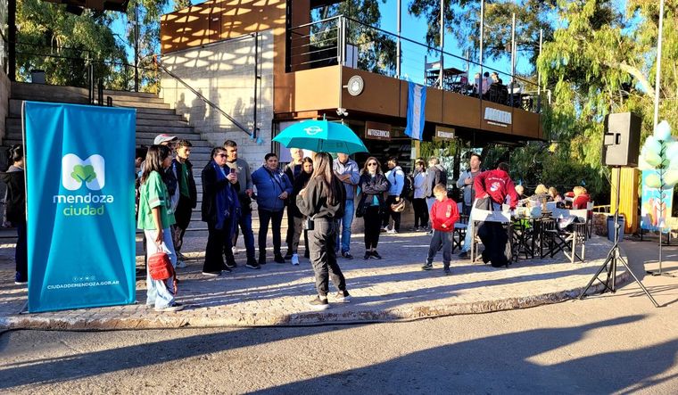 Una guía habla con el público presente. Una guía habla con el público presente.
