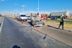 La Kangoo volcada en el Acceso Sur.