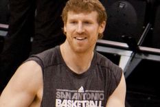 Matt Bonner es un exjugador de baloncesto profesional estadounidense que disputó 11 temporadas en la NBA. Foto: https://upload.wikimedia.org/wikipedia/commons/7/79/Matt_bonner_spurs_2010.jpg
