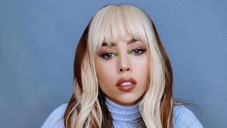 La actriz Danna Paola probó las mechas cuerno, una tendencia pura de los 90 que vuelve este año. Foto: La Vanguardia