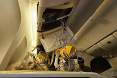 Las imágenes del avión muestran los destrozos provocados por la turbulencia. Foto: REUTERS