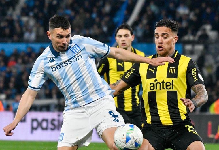 Racing venció a Peñarol en el Cilindro de Avellaneda.