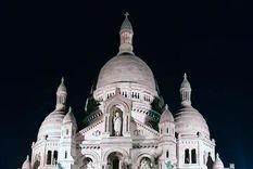Al pie de la basílica del Sagrado Corazón (Sacré-Cœur=, París apagó por un momento el ritmo urbano para mirar hacia uno de sus escenarios más antiguos: el cielo y las estrellas.