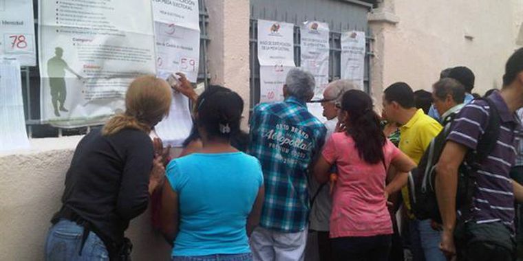 Desde temprano, los venezolanos se acercaban a las mesas de votación para elegir al nuevo presidente.  Foto: LA NACION / Joan Biosca