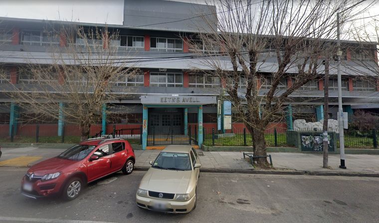 Escuela Secundaria Técnica Dr. Salvador Debenedetti N°5, ubicada en Avellaneda. Escuela Secundaria Técnica Dr. Salvador Debenedetti N°5, ubicada en Avellaneda.