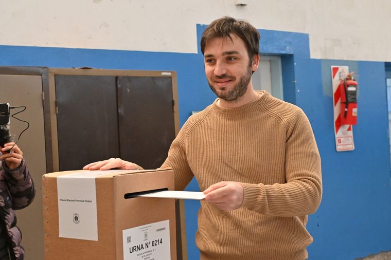 El mandatario electo de Chubut, Ignacio Nacho Torres, anticipó que no votará en blanco pero mantuvo el hermetismo sobre a cual de los dos candidatos apoyara en el balotaje Foto: Télam