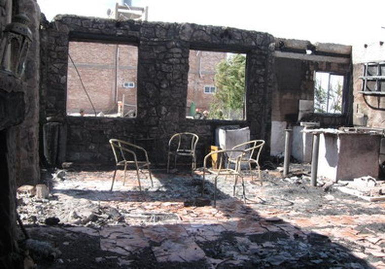 Lo que antes fue una sala de estar hoy es una postal de un siniestro.