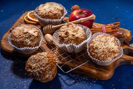 Receta de muffins de manzana y canela súper húmedos y esponjosos. Receta de muffins de manzana y canela súper húmedos y esponjosos.