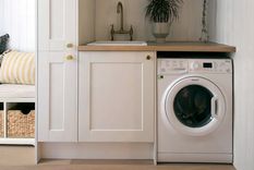 Lavar la ropa con manchas de barro de forma incorrecta puede fijar las manchas en lugar de eliminarlas, dañando la ropa para siempre. Foto: Industville