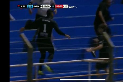 Locura en el fútbol uruguayo: echaron a un arquero ¡y se metió a la popular a pelear a un hincha rival! Locura en el fútbol uruguayo: echaron a un arquero ¡y se metió a la popular a pelear a un hincha rival!