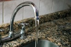 El artista confesó que tiene una deuda millonaria por no pagar el agua.