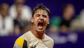 Camilo Ugo Carabelli festeja con un grito de guerra su triunfo en primera ronda ante Francisco Comesaña. Camilo Ugo Carabelli festeja con un grito de guerra su triunfo en primera ronda ante Francisco Comesaña.