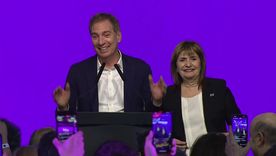 Diego Santilli y Patricia Bullrich subieron juntos al escenario en el búnker de LLA. Diego Santilli y Patricia Bullrich subieron juntos al escenario en el búnker de LLA.