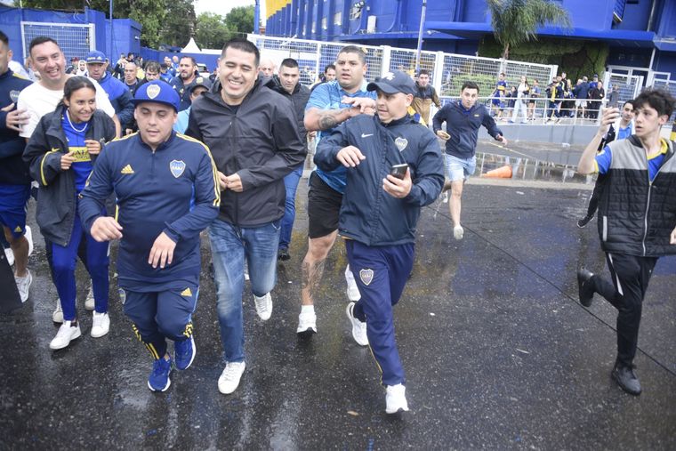 Riquelme se va de la Bombonera en medio del temporal. Foto: Juan Mateo Aberastain / MDZ