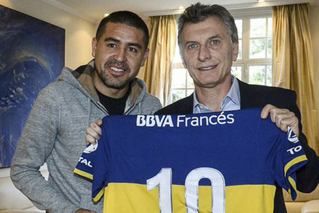 Riquelme junto a Mauricio Macri en una foto difícil de repetir. Foto: Archivo Riquelme junto a Mauricio Macri en una foto difícil de repetir. Foto: Archivo