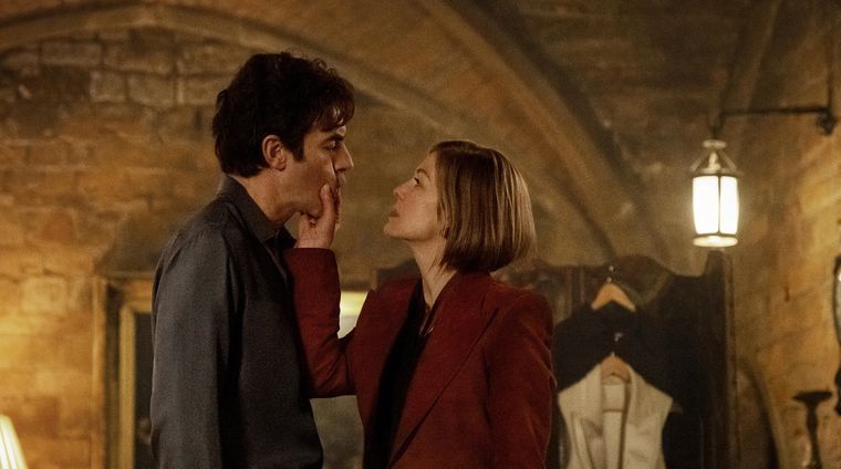 Sacha Baron Cohen y Rosamund Pike protagonizan la comedia Las damas primero. Sacha Baron Cohen y Rosamund Pike protagonizan la comedia Las damas primero. 