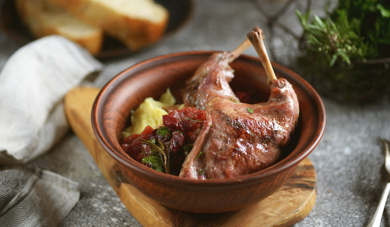 Esta receta combina t&eacute;cnicas antiguas de cocina lenta con la modernidad de usar vinos locales, realzando la ternura de la carne y el aroma de las hierbas.