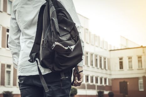 En todo el país hay una ola de amenazas en las escuelas, muchas de las cuales son falsas. En todo el país hay una ola de amenazas en las escuelas, muchas de las cuales son falsas.