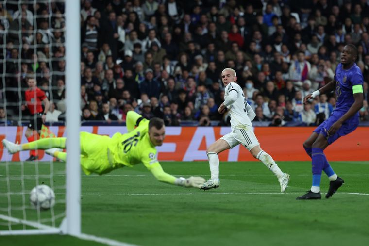 Mastantuono, cruzado y de derecha para su primer grito en la Champions.