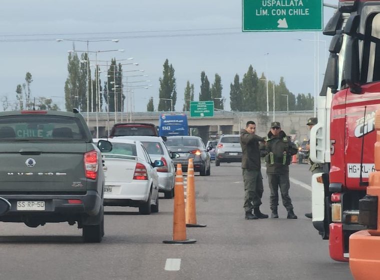 Camioneros protestan en la intersección de rutas 7 y 40 por el aumento de combustibles.