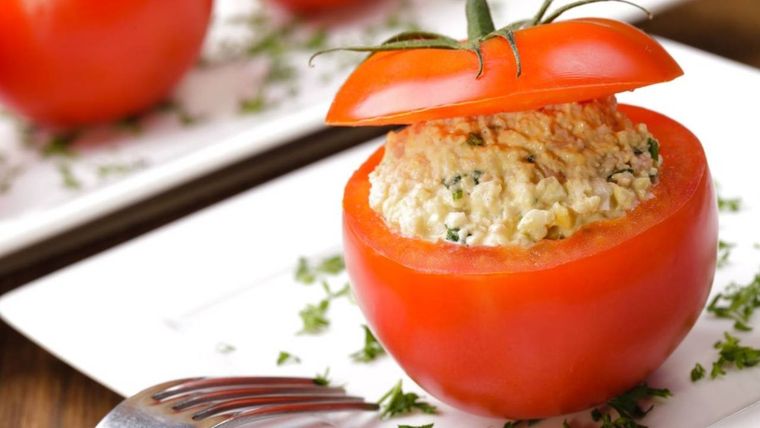 Tomates rellenos decorados Foto: okdiario.com