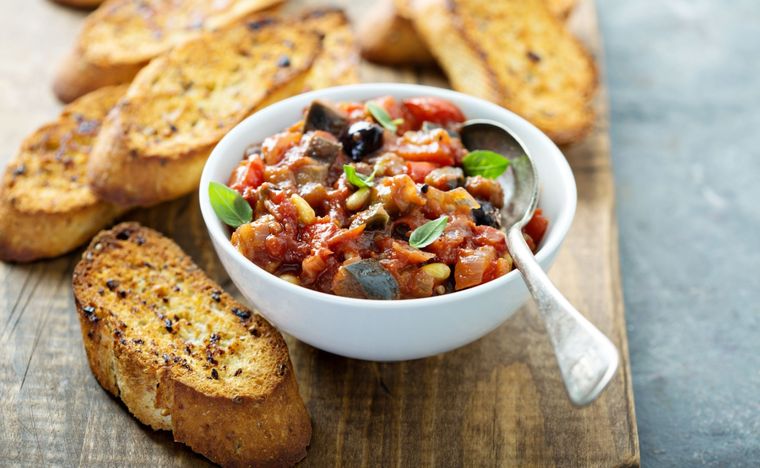 Caponata italiana Una receta simple y deliciosa para hacer en minutos. Foto: Shutterstock