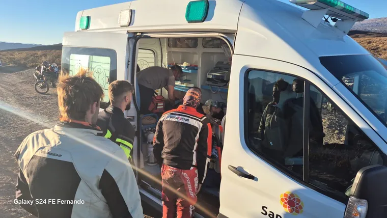 Debido a la gravedad de sus lesiones, el motociclista fue llevado de urgencia al Hospital Central.