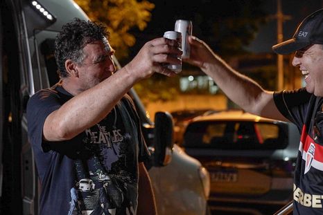 Antes de pasar la noche haciendo fila, los brasileños organizaron una barbacoa con cerveza frente al centro que promueve la iniciativa comunitaria en Ciudad del Este. Antes de pasar la noche haciendo fila, los brasileños organizaron una barbacoa con cerveza frente al centro que promueve la iniciativa comunitaria en Ciudad del Este.