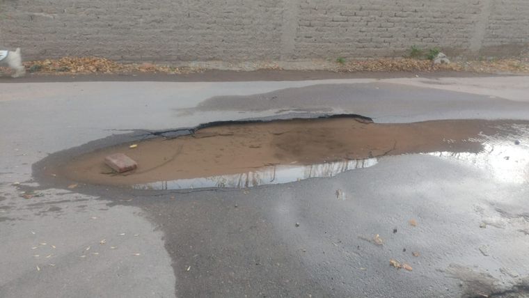 La pérdida de agua frente a la casa de los vecinos de Maipú.&nbsp;