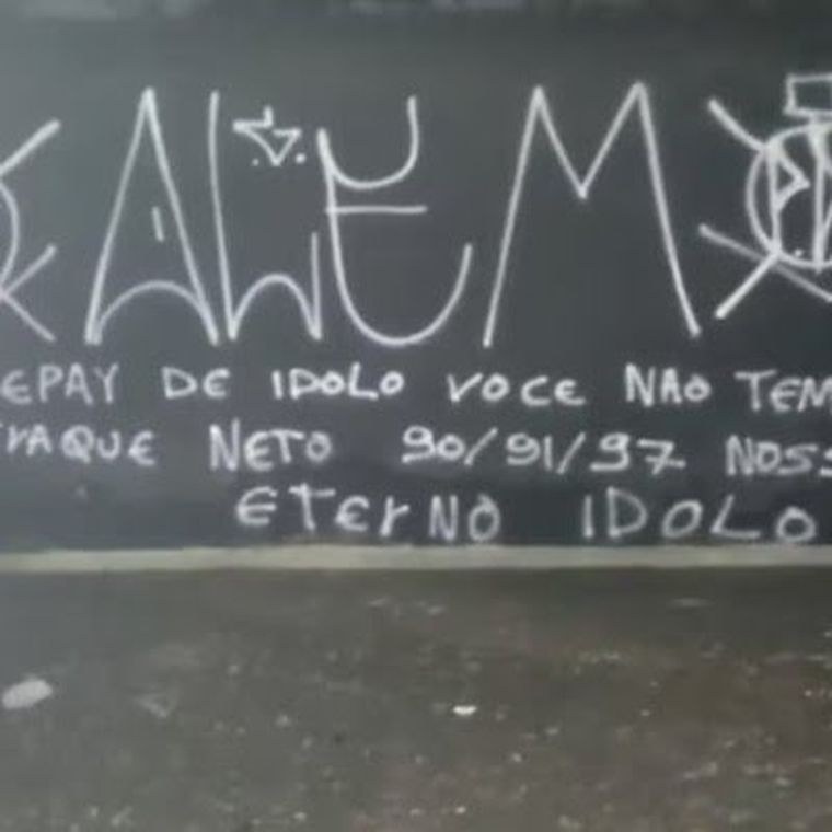 Las pintadas contra Memphis Depay en las cercanías al Arena do Corinthians. Las pintadas contra Memphis Depay en las cercanías al Arena do Corinthians.