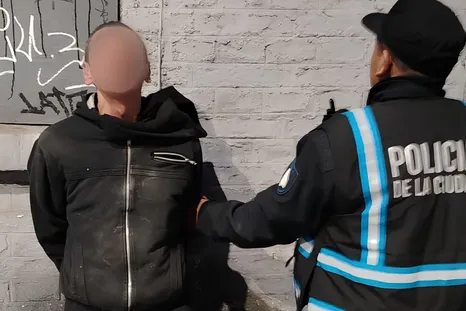 El boquetero intentó escapar tras arrojar las herramientas, pero fue reducido a los pocos metros. Foto: Policía de la Ciudad. El boquetero intentó escapar tras arrojar las herramientas, pero fue reducido a los pocos metros. Foto: Policía de la Ciudad.