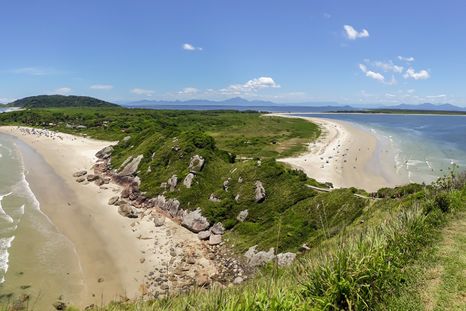Las playas de Brasil mantienen aguas cálidas en marzo y siguen ofreciendo mar para bañarse. Las playas de Brasil mantienen aguas cálidas en marzo y siguen ofreciendo mar para bañarse.
