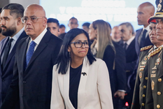 Trump ha advertido a la presidenta interina de Venezuela, Delcy Rodríguez, que "pagará un precio mayor" que el de Maduro si no accede a las pretensiones de Washington. Trump ha advertido a la presidenta interina de Venezuela, Delcy Rodríguez, que "pagará un precio mayor" que el de Maduro si no accede a las pretensiones de Washington.