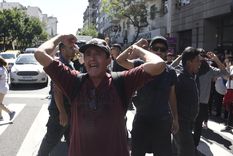 La protesta del Polo Obrero y otras organizaciones llegó a la Plaza de Mayo acordonada Foto: Juan Mateo Aberastain / MDZ