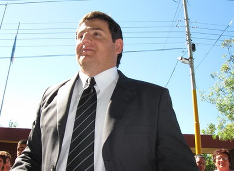 Pecho inflado, Salgado salió a la calle y se abrazó con los vecinos, luego de asumir.