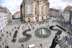 Una señal de SOS formada con sillas en Dresden busca llamar la atención sobre la difícil situación de hoteles y restaurantes durante la pandemia de covid-19. Foto: RT