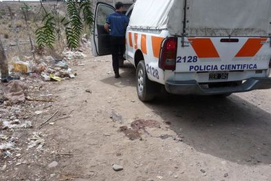MDZol | En la huella fue ejecutada la víctima; su sangre quedó en la tierra. Foto: Ministerio de Seguridad